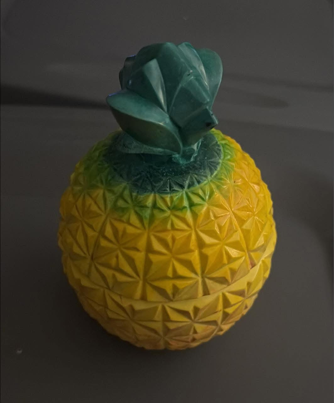 Scented pineapple candle