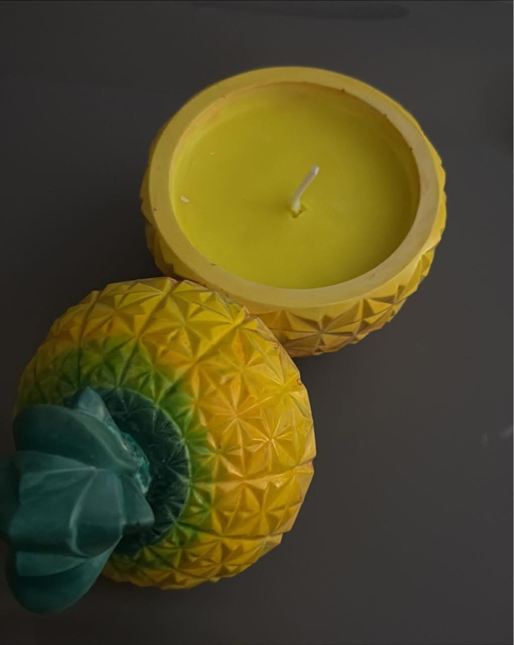 Scented pineapple candle